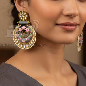 Boucles d'oreilles pour femmes de qualité supérieure, bijoux plaqués or, titres axés sur les matériaux, boucles d'oreilles pour femmes en acier inoxydable plaqué or - Product Image 4