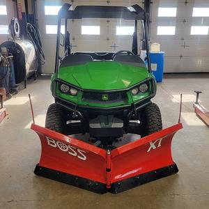 Vehículo utilitario John Deere Gator XUV560 diseñado para brindar productividad, estabilidad y control en todo tipo de terreno en entornos exigentes. - Product Image 2