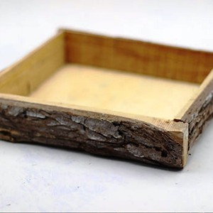 ถาดเสิร์ฟเปลือกไม้ทรงสี่เหลี่ยมทำจากไม้มะม่วงพร้อมเปลือกต้นไม้ผลิตในอินเดีย - Product Image 3
