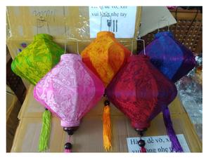 Lanterne en soie de bambou traditionnelle vietnamienne à succès pour le Nouvel An et la fête de la mi-automne, vente en gros de lanternes en soie, fabrication artisanale sur mesure - Product Image 6