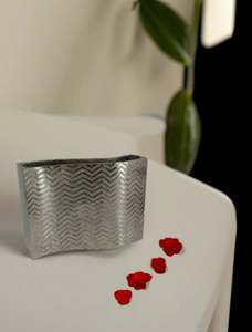 Jarrón de mesa de aluminio con textura ondulada, jarrón decorativo martillado con textura de cincel, florero hecho a mano, decoración del hogar decorativa - Product Image 3