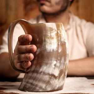 Mug en corne à boire de style animal viking, fait à la main, durable, pour une expérience de festival authentique - Product Image 1