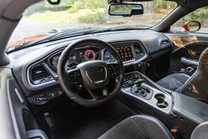 Dodge Challenger 392 Hemi Scat Pack Shaker 2022, Bajo Kilometraje, Caja de Cambios Automática, Volante a la Izquierda, Neumáticos R20, Estado Oscuro - Product Image 2