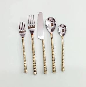 Ensemble de couverts en acier inoxydable plaqué or avec un design élégant, parfait pour les repas et les occasions spéciales. - Product Image 1