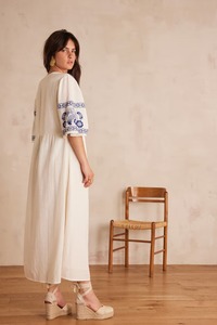 Robe longue 100% coton douce et respirante de meilleure qualité pour femmes avec broderie Vintage col en V confortable à porter au quotidien d'Inde - Product Image 6