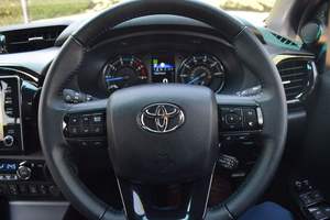 Pick-up Toyota Hilux 2021 avec transmission automatique, moteur turbo, sièges en cuir, phares à LED - Product Image 2