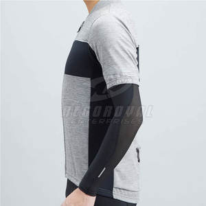 Manchons de coude ergonomiques pour la salle de sport et les activités de plein air offrant compression et confort en stock - Product Image 4