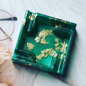 Nouvel arrivage de cendrier en résine époxy et bois de forme carrée au design moderne avec logo de couleur personnalisé portable pour l'intérieur et l'extérieur - Product Image 1