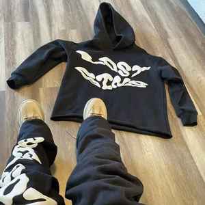 Survêtement élégant imprimé en relief offrant des détails imprimés texturés sur un tissu lisse pour un look de rue confortable au quotidien - Product Image 3