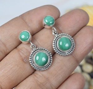 Malachite verte Boucles d'oreilles crochet en argent sterling 925 avec pierres précieuses Boucles d'oreilles élégantes Bijoux faits à la main Cadeau pour elle 2 boucles d'oreilles en pierre - Product Image 2