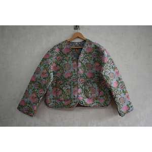 Chaqueta Acolchada Reversible de Algodón Tejido Ecológico con Estampado Floral, Prenda de Abrigo de Invierno Artesanal - Product Image 1