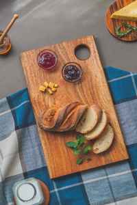 Grande planche à découper en bois avec des bords rustiques naturels pour une présentation de table authentique de style ferme - Product Image 5