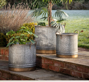 Jardinières en métal de style industriel, aspect soudé brut, pots d'extérieur rustiques, formes rondes, disponibles à des prix de gros. - Product Image 2