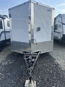 Remorque de concession Freedom Trailers avec fenêtre de service, capot, téléviseurs et panneau - Product Image 6