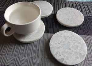 Sous-verres élégants en marbre blanc avec garniture dorée Tampons de boisson en pierre de luxe pour salons, salles à manger et intérieurs élégants - Product Image 3