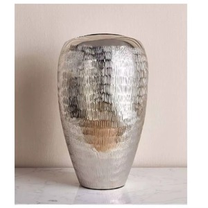 Hermoso jarrón plateado de aluminio de lujo, elegante centro de mesa hecho a mano para arreglos florales frescos y artificiales - Product Image 6