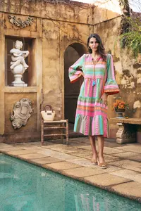 Vestido tejido hecho a mano de primera calidad para mujer, elegante vestido de manga de campana hasta la rodilla para mujer, una pieza atemporal de artesanía artesanal - Product Image 2