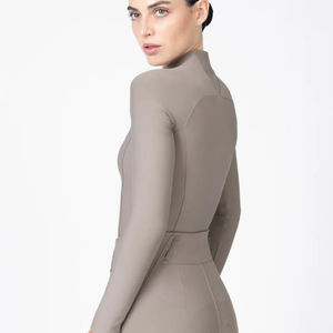 Camiseta de equitación ligera, transpirable, de tejido elástico y elegante para mujer. - Product Image 5