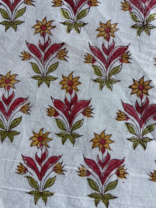 Tela de Algodón Estampada a Mano con Motivos Florales Blancos, Motivo Étnico Tradicional Indio - Product Image 4