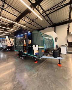 Mini Caravana Reignn, Remolque de Viaje para 4 Personas, Diseño Moderno Ligero de Aluminio para Acampar con Piso de Madera y 1 Fregadero - Product Image 1