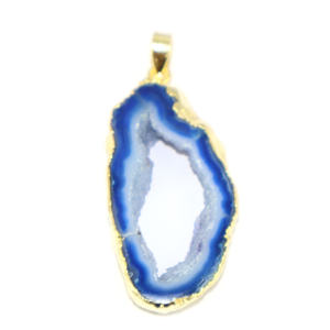 Pendentif en pierre de géode bleue de forme fantaisie, design classique, plaqué or 22 carats, en laiton, bijoux tendance pour femmes, vente en gros - Product Image 1