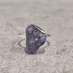Bague pour femme en argent sterling 925 martelé, avec pierre brute naturelle ajustable en Tanzanite, pierre de naissance de décembre - Product Image 2