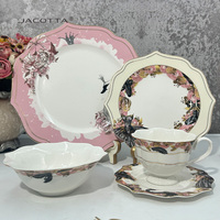 Ensemble de vaisselle en céramique de style européen exquis avec bordure dorée, comprenant divers articles : assiettes, tasses, théière