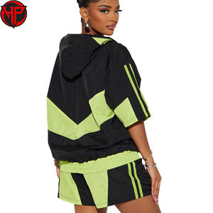 Vente en gros Haut court personnalisé pour femmes Ensemble short et sweat à capuche coupe-vent en polyester à blocs de couleurs pour femmes - Product Image 4