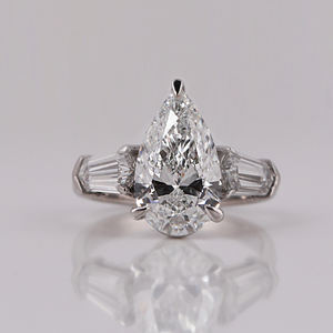 Anillo de compromiso de tres piedras de diamante cultivado en laboratorio de corte de pera personalizado con diamante de corte teper anillo de regalo de aniversario de oro sólido de 10KT - Product Image 2