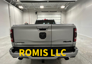 Camioneta Ram 1500 Usada Plateada 2023 con Ruedas Negras, Doble Cabina y Parrilla Vertical en Venta - Product Image 2