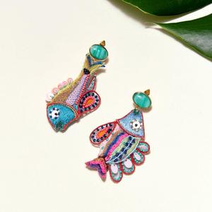 Boucles d'oreilles à broderie colorée de MD Handicrafts Bijoux faits à la main de conception d'arbre de Noël élégant pour les occasions de fête - Product Image 2