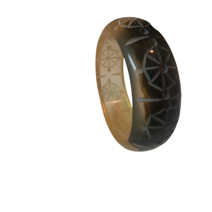 Bracelet classique pour femmes en acrylique et résine gravé, bracelets tendance provenant de grossistes et fournisseurs de bijoux fantaisie - Product Image 1