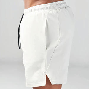 Panneaux latéraux Contour et pantalon en maille intérieure Tissu léger évacuant l'humidité Blanc Essentiel Short de 5 pouces - Product Image 1