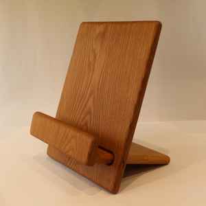 Support de téléphone ou de livre en bois artisanal pour bureaux, offrant un soutien à l'étude, finition naturelle et designs élégants - Product Image 2