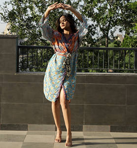 Breezy et à la mode pour les femmes portent une robe Kimono imprimée florale unique en soie pour la plage d'été porter une robe à manches longues - Product Image 1