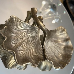 Plateau de service en fonte d'aluminium inspiré de la forme de la feuille avec une esthétique antique et des détails fins adaptés aux cadeaux ou aux souvenirs - Product Image 1