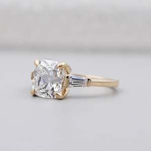 Bague de fiançailles pour femme en or jaune, coupe coussin style « Old Mine », certifiée IGI, trois pierres et sertissage à 4 griffes, avec diamants - Product Image 5
