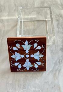 Coffrets cadeaux Ramadan et Eid avec couvercle en bois incrusté de nacre et base en acrylique, d'inspiration traditionnelle arabe, fabriqués en Inde - Product Image 4