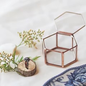 Boîte à bijoux rectangulaire en verre transparent vintage à succès avec bordure en laiton lourd Design décoratif - Product Image 4