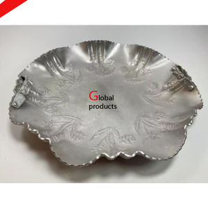 Plato de servicio de aspecto martillado de aluminio y metal con acabado plateado de aspecto moderno para restaurante y bar de hotel - Product Image 4