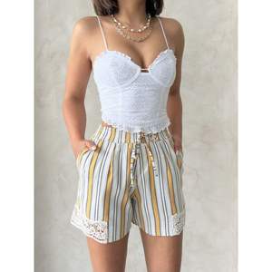 กางเกงขาสั้นลายทางสำหรับผู้หญิงพร้อมขอบลูกไม้ - Product Image 4