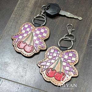 Porte-clés artisanal en cuir véritable gravé à la main, motif cerise, style western, breloque de sac mignonne, avec anneau métallique durable - Product Image 1