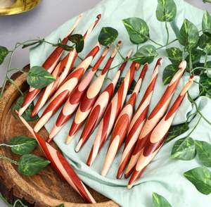 Soporte para cuenco de hilo de madera Tazón de tejer de madera con 12 piezas Ganchos de ganchillo ergonómicos Dispensador de soporte de hilo grande Cuenco de almacenamiento de hilo - Product Image 4