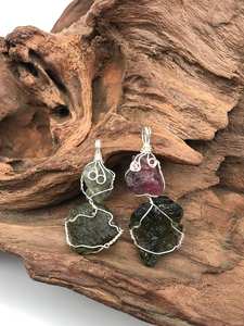 Colgante de moldavita cruda natural hecha a mano con turmalina rosa y verde genuino más potente cadena de 18 pulgadas sin piedras preciosas sueltas - Product Image 5