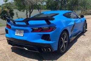 Chevrolet Corvette Stingray Coupé 2024 d'occasion, sièges en cuir foncé à gauche, toit ouvrant panoramique, supercar moderne de fabrication précise - Product Image 3