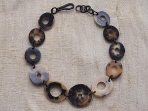 Collar de Lujo Hecho a Mano con Cuerno de Búfalo, Joyería Natural y Sostenible para Mujer, Alta Calidad - Product Image 3