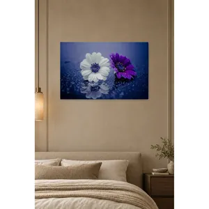 Impresión en lienzo de margaritas blancas y moradas sobre fondo azul de Fida - Product Image 5