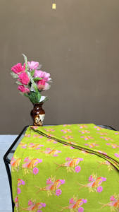 Tissu en coton vert lime : Tissu imprimé à la main avec des motifs d'oiseaux et de fleurs, vendu au mètre - Product Image 5