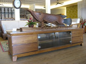 Meuble TV en teck moderne, élégant et robuste, avec des pieds effilés et un bord de toit élégant, 2 portes et 4 tiroirs pour le salon - Product Image 4