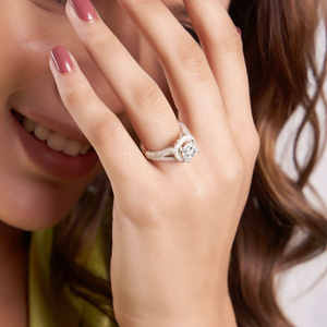 Anillo de Compromiso de Lujo con Halo y Diamante de Laboratorio de 2.50 Quilates, Corte Brillante, Certificado, Oro Blanco de 14K con Baño de Rodio, Color M, Claridad VS1 - Product Image 3